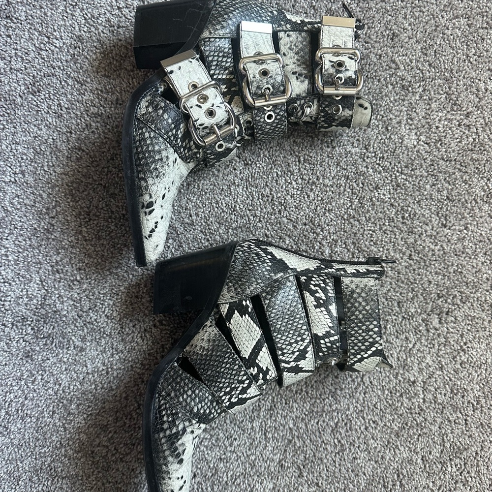 Black and White Shoes with Classic Style - Picture 4 of 5